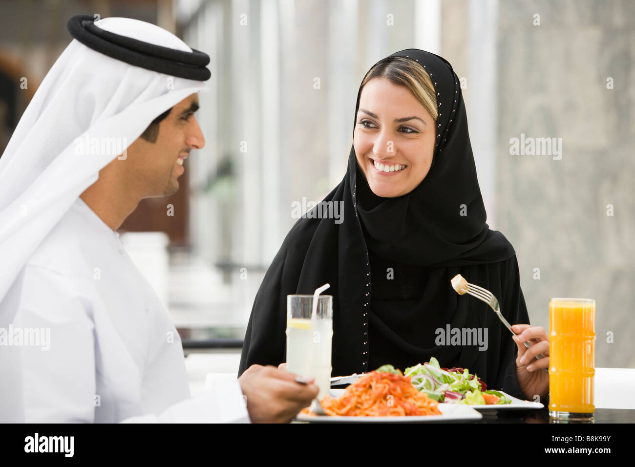 Paar im Restaurant Essen und lächelnd (Tiefenschärfe) Stockfoto