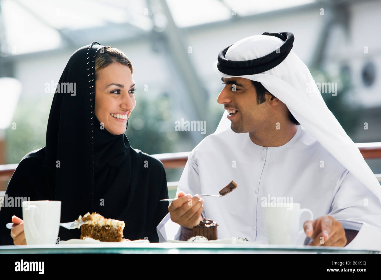 Paar im Restaurant Essen Dessert und lächelnd (Tiefenschärfe) Stockfoto