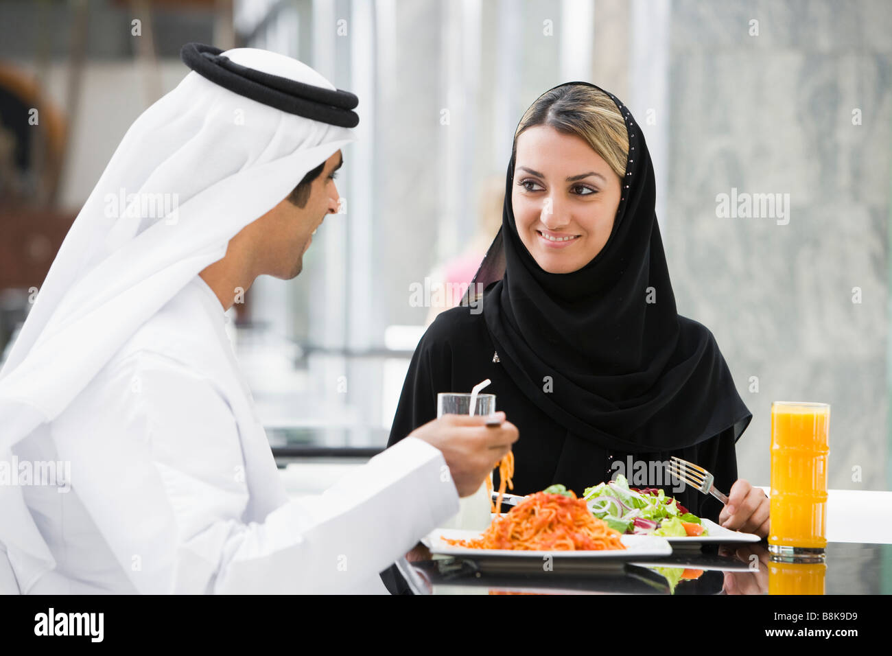 Paar im Restaurant Essen Spaghetti und lächelnd (Tiefenschärfe) Stockfoto