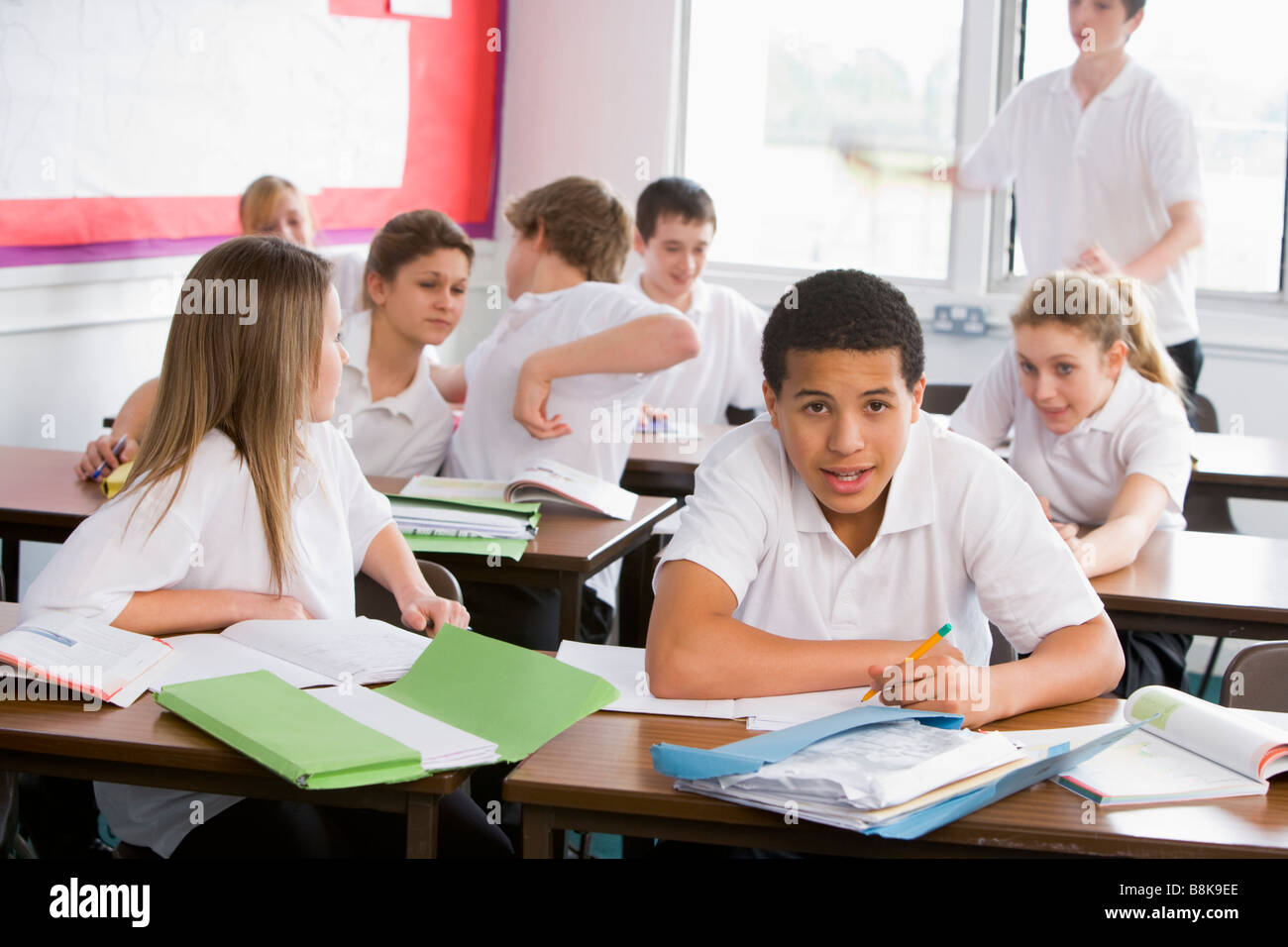 Schülerinnen und Schüler in einem Klassenzimmer Stockfoto