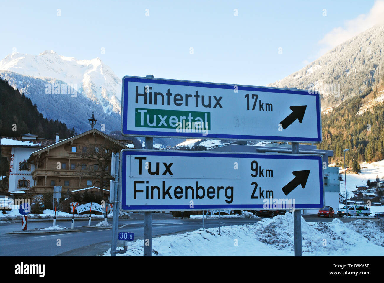 Wegweiser zu Hintertux und Finkenberg in Mayrhofen-Österreich-Tirol Stockfoto