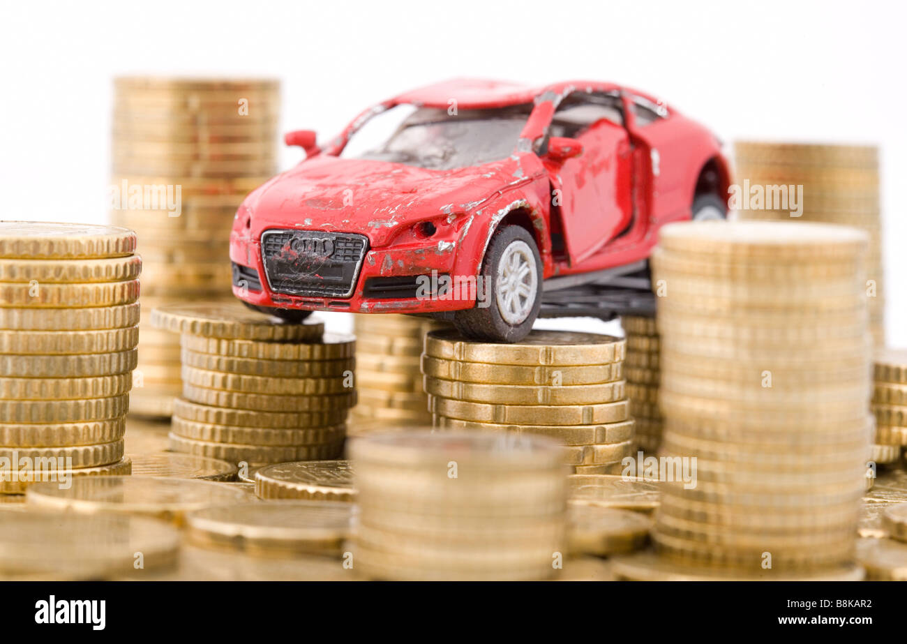 Modellauto mit Münzen gebrochen Stockfoto