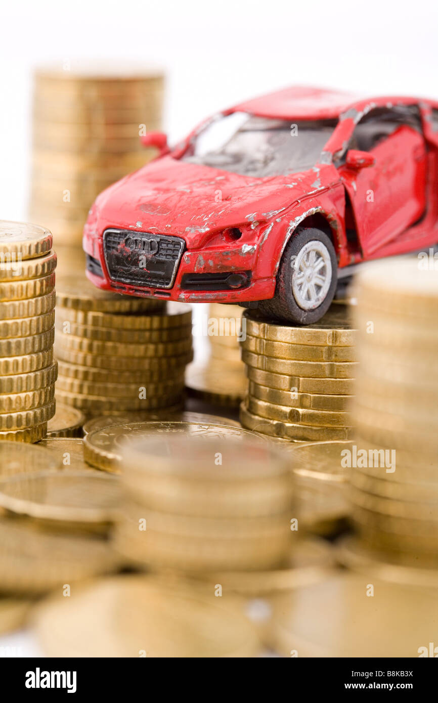 Modellauto mit Münzen gebrochen Stockfoto