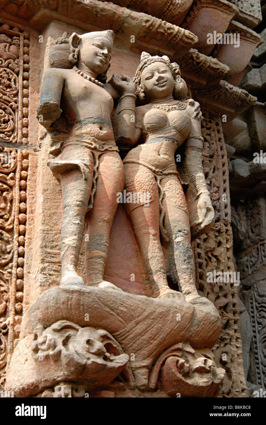 Rajarani Tempel - stehend verliebten Paar an der südlichen Wand. Orissa, Bhubaneshwar, Indien. Stockfoto