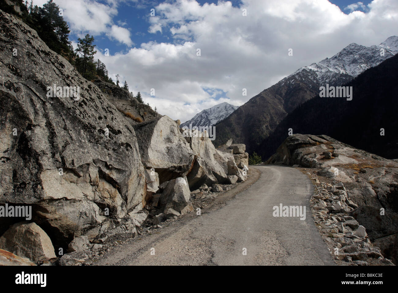 Eine asphaltierte Straße im Sangla Tal von Himachal Pradesh in Indien Stockfoto