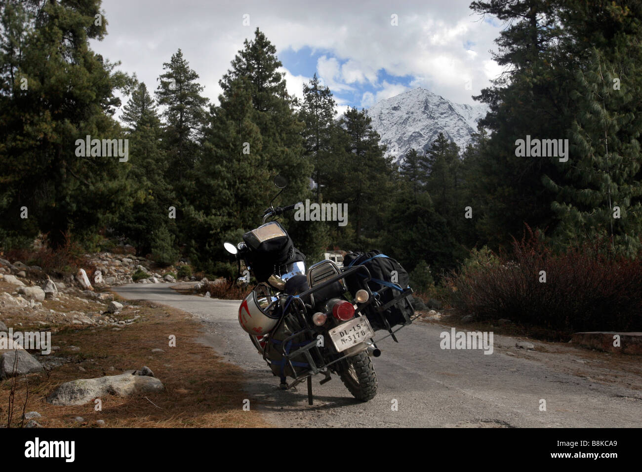 Ein Enfield Thunderbird Motorrad steht auf der Straße geparkten während einer Fahrt im Sangla Tal von Himachal Pradesh in Indien Stockfoto