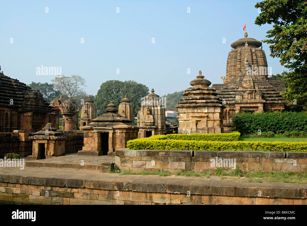 Muktesvara-Tempel-Komplex zeigt Gruppe von Tempeln, Siddheshwar Tempel in der extremen Rechten. Blick von Osten. Orissa, Indien. Stockfoto