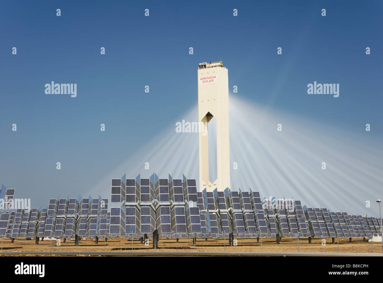 Das Solarturmkraftwerk PS10 produziert saubere thermoelektrische Strom aus der Sonne - Abengoa Solúcar Plattform in Andalusien Spanien Stockfoto