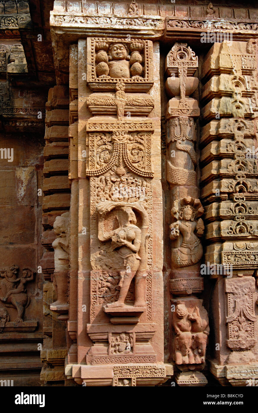Muktesvara Tempel-Eingang Tür-Darstellung Gana Figur, Kirtimukha, Baumgöttin und Nagi Abbildung auf der Rückseite. Orissa, Indien. Stockfoto