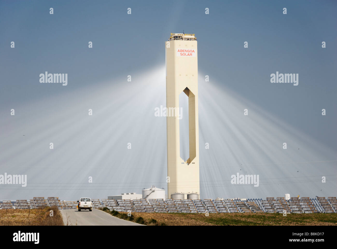 Das Solarturmkraftwerk PS10 produziert saubere thermoelektrische Strom aus der Sonne - Abengoa Solúcar Plattform in Andalusien Spanien Stockfoto