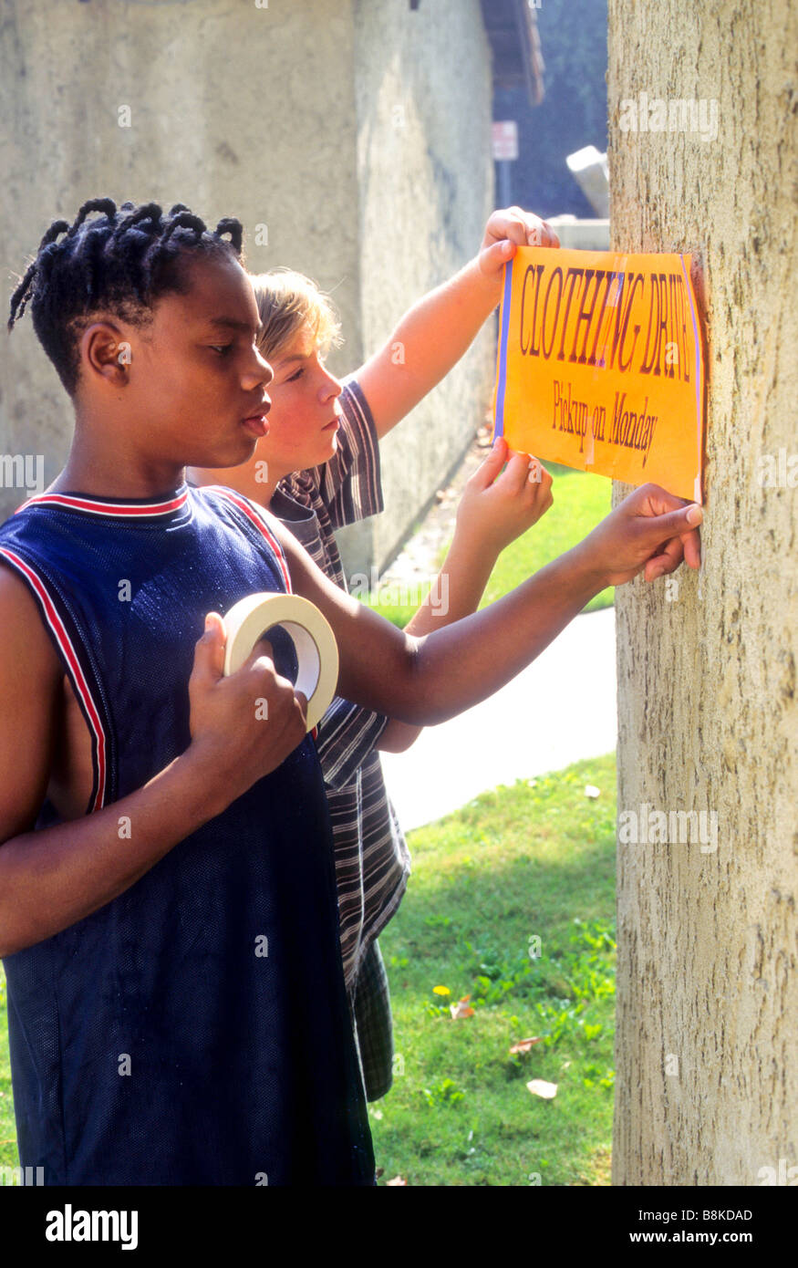 schwarzer Junge weiße Freund Post Mitteilung Kleidersammlung Stockfoto