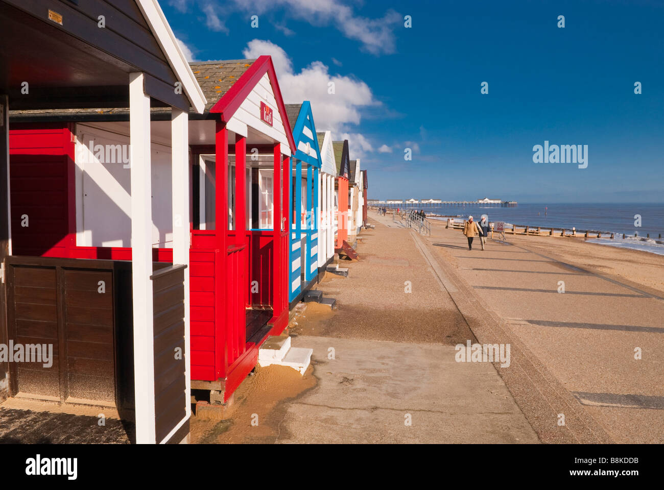 Menschen zu Fuß entlang der Strandpromenade Southwold an einem schönen Tag Stockfoto
