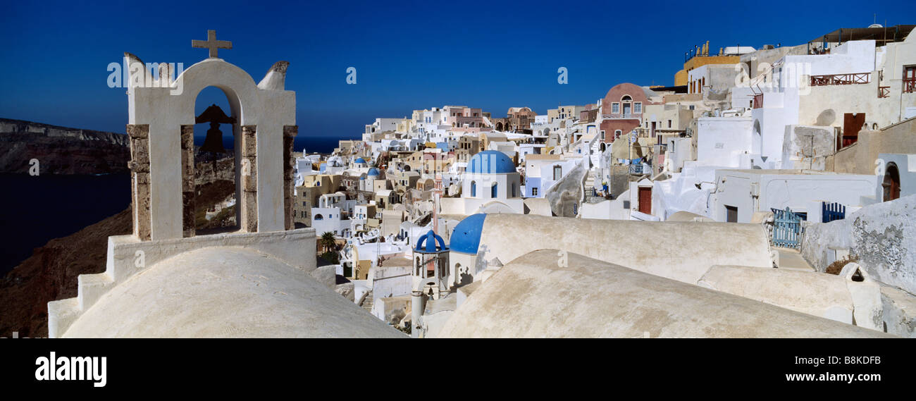 Glockenturm und Blick über die Stadt Oia Santorini Insel griechische Inseln Griechenland Stockfoto