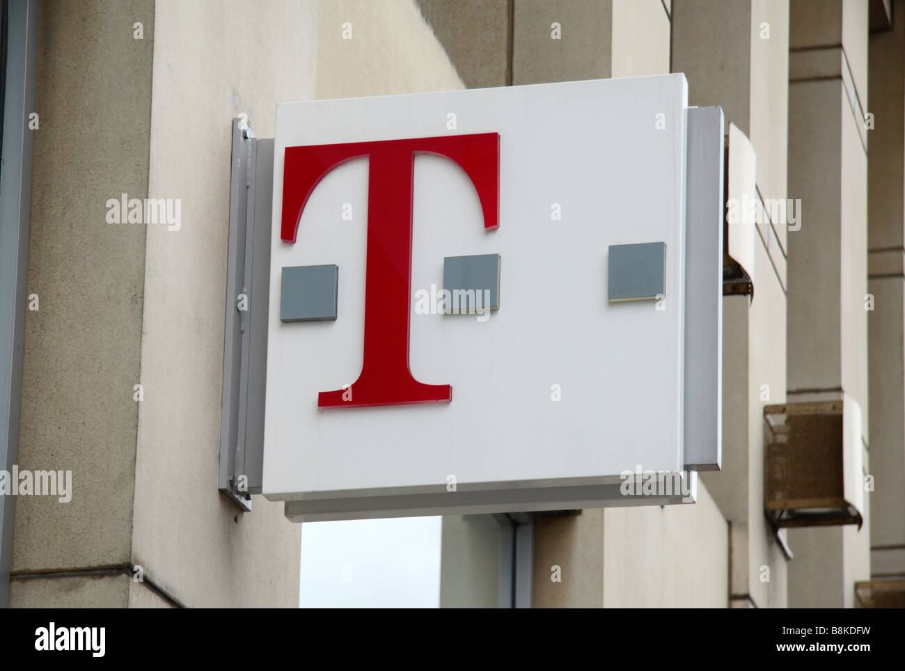 Ein Zeichen über dem T-Mobile Handy laden auf der Kings Road in London. Feb 2009 Stockfoto