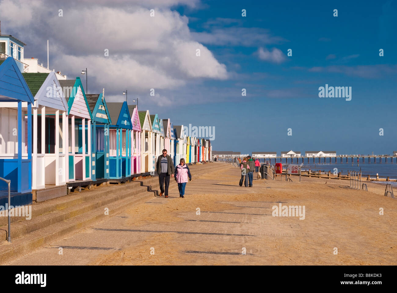 Menschen zu Fuß entlang der Strandpromenade Southwold an einem schönen Tag Stockfoto