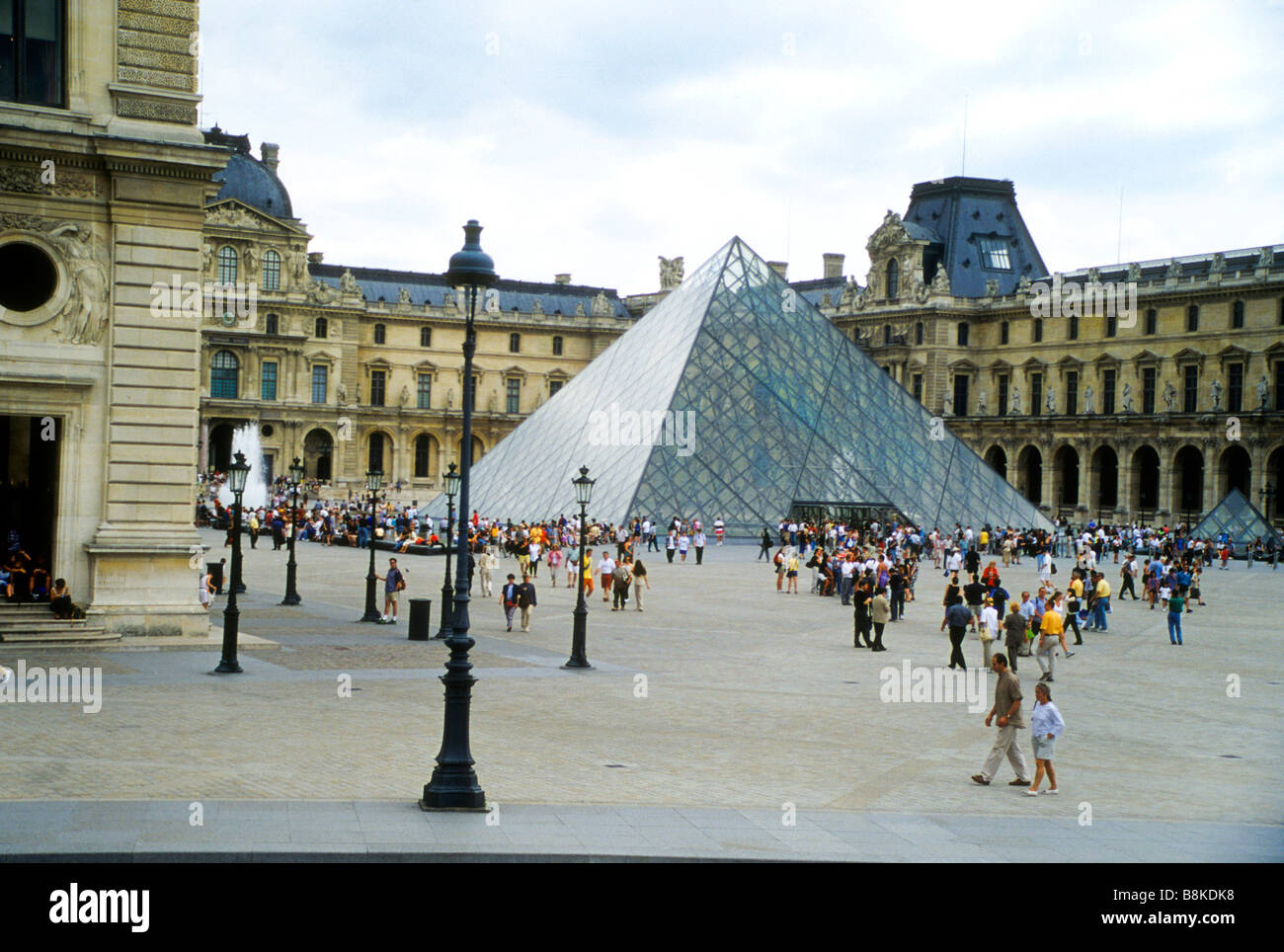 Pei Pyramide Eingang zum Louvre Paris Frankreich Stockfoto