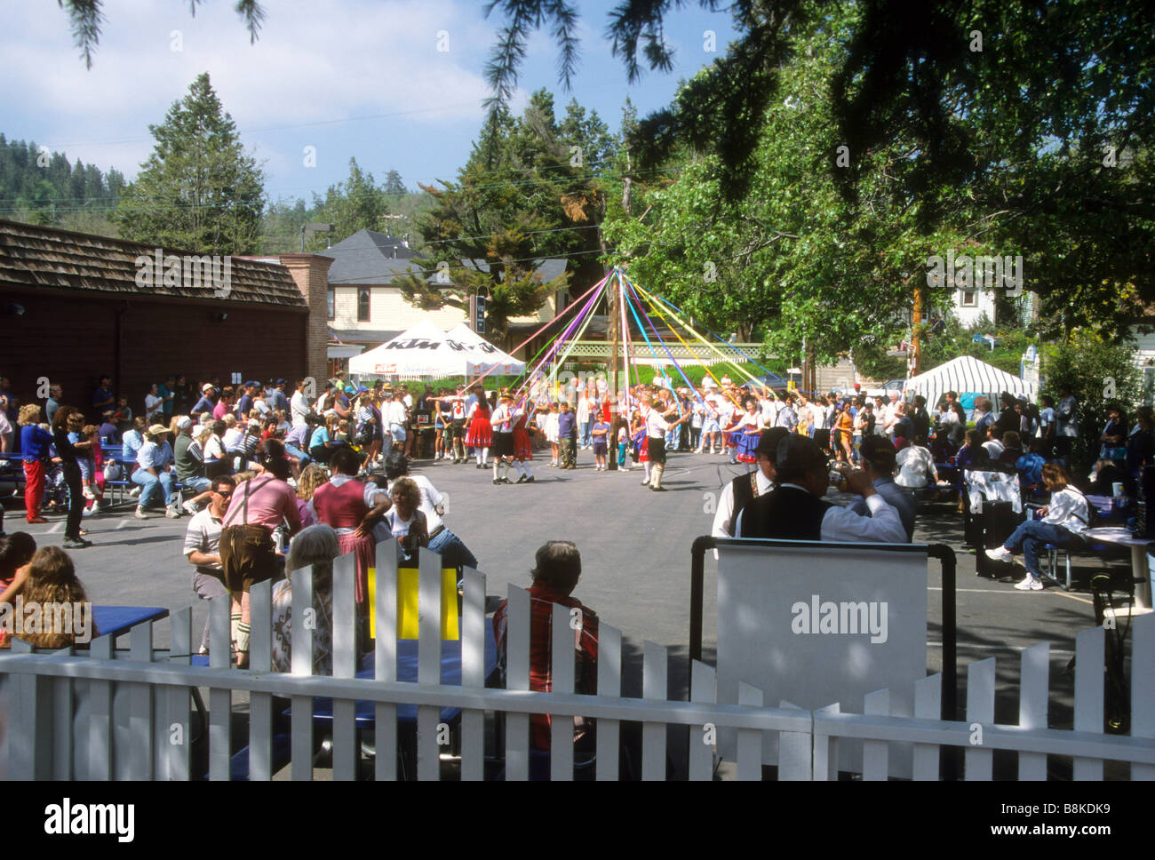 Kinder tanzen Maibaum Fest Herbstfest Julian California deutsche Tradition Veranstaltung Jahrmarkt Farbe begeistern Kostüm ethnischen Stockfoto