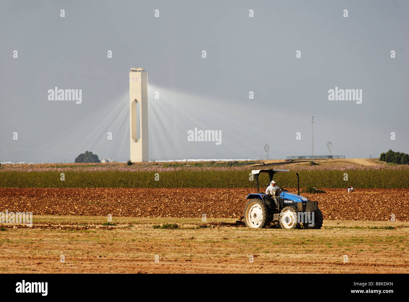 Das Solarturmkraftwerk PS10 produziert saubere thermoelektrische Strom aus der Sonne - Abengoa Solúcar Plattform in Andalusien Spanien Stockfoto