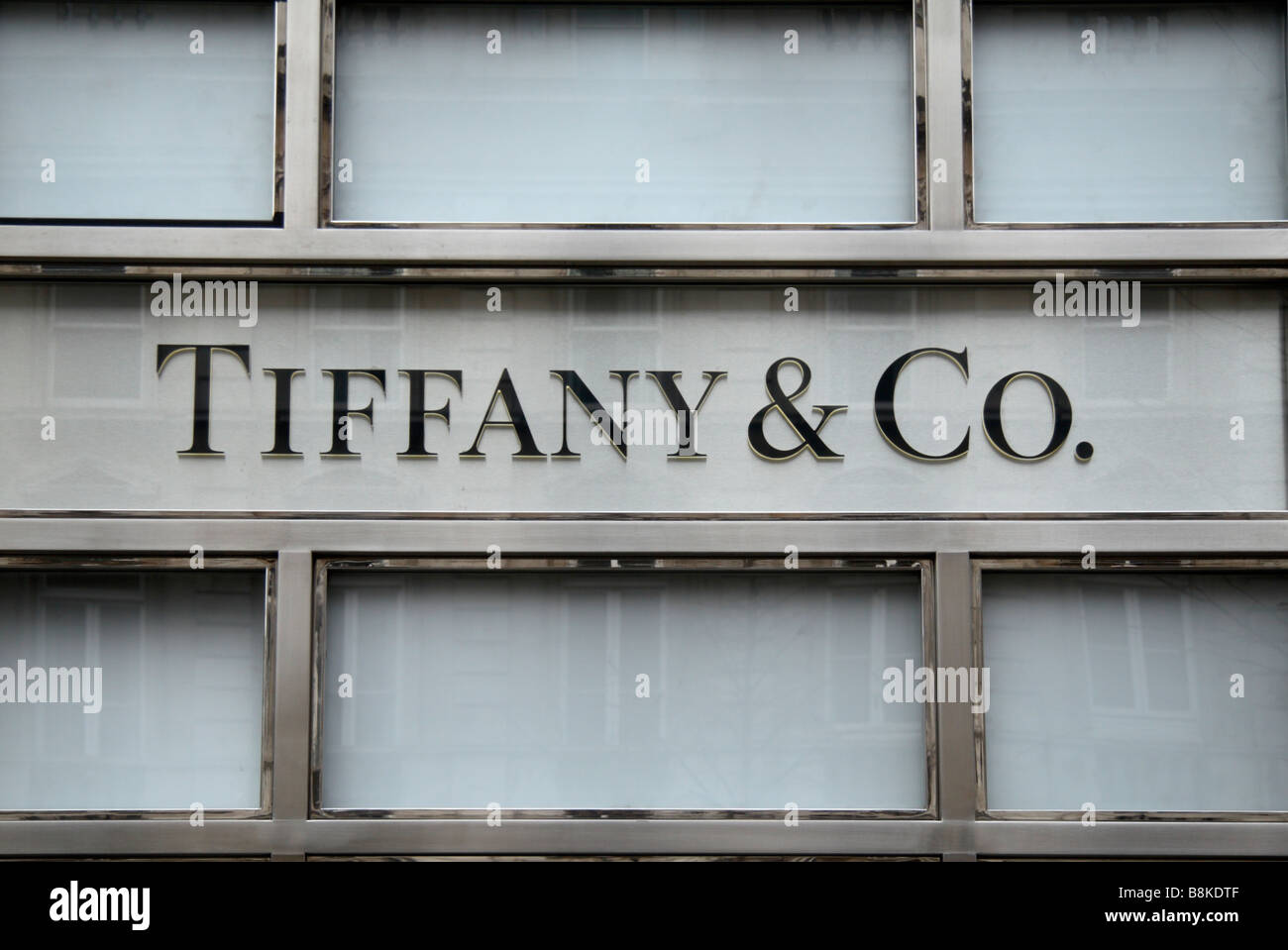 Ein Schild über der & Co. Tiffany Schmuck Shop auf Sloane Street, London. Feb 2009 Stockfoto