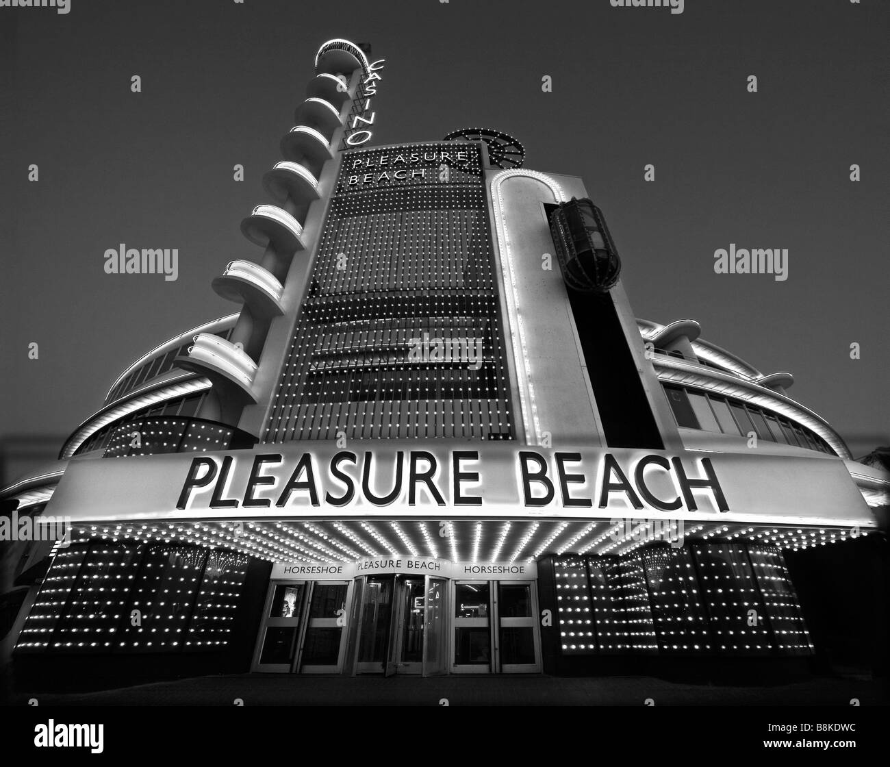 Turmrestaurant, Blackpool Pleasure Beach bei Nacht Stockfoto