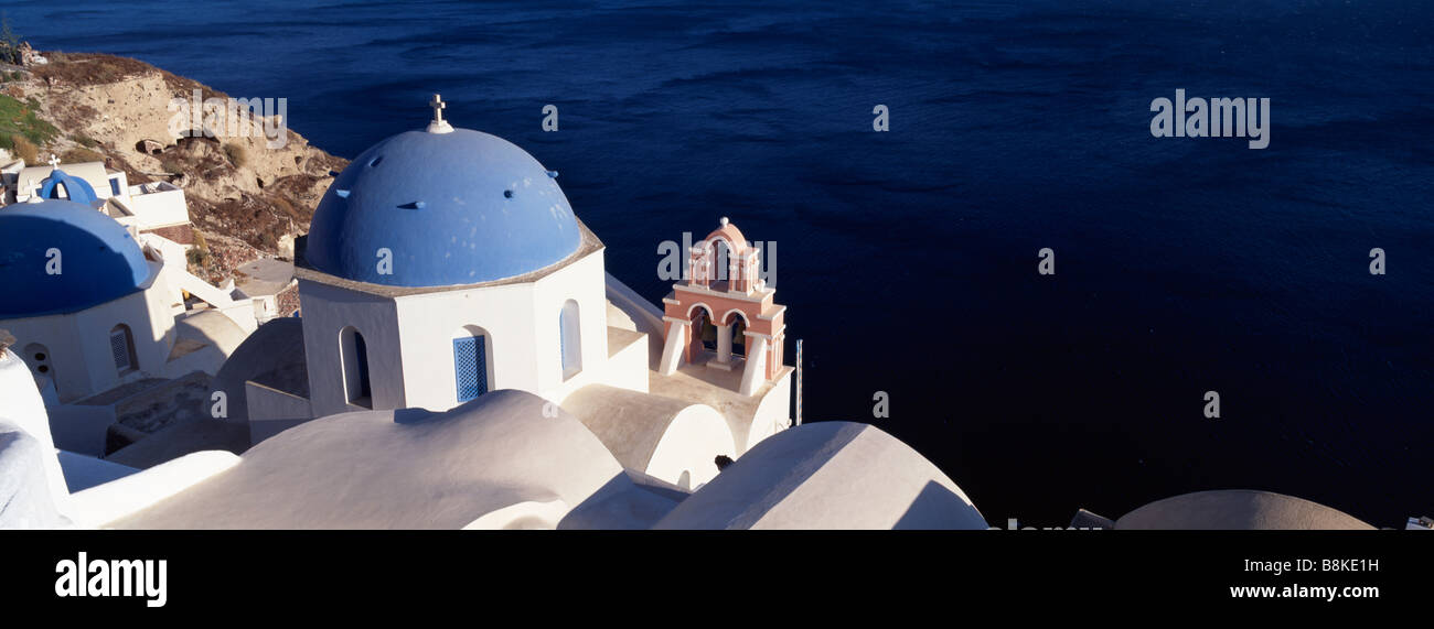 Blick über den blauen Kuppelkirchen und Glockenturm Oia Santorini Insel griechische Inseln Griechenland Stockfoto