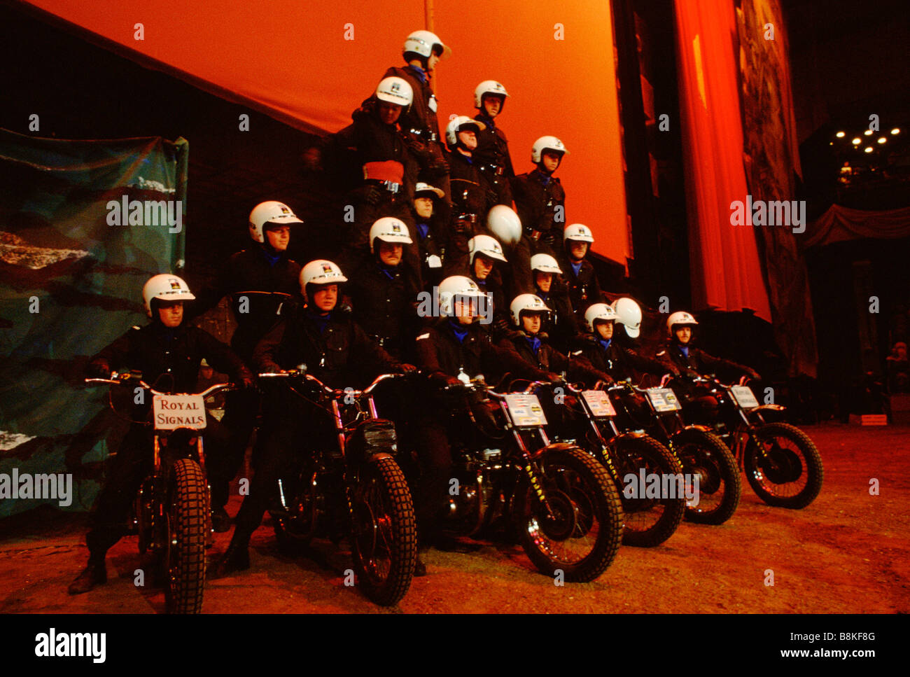 Königlichen Turnier Royal Signals Motorrad-Team einige Stuntriding durchführen Stockfoto