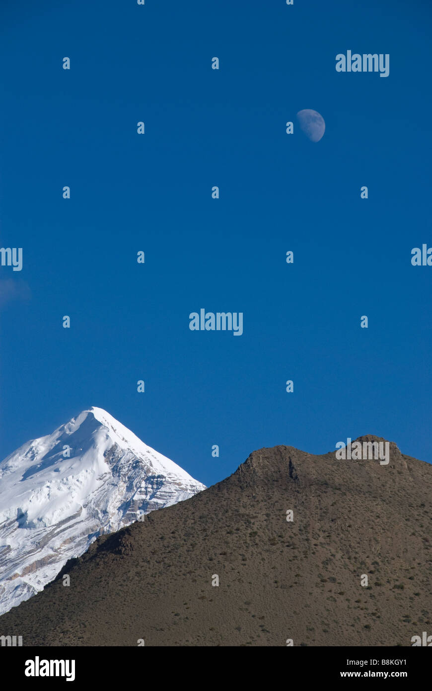 Zunehmende Mond über Berggipfel in der Annapurna Region des Himalaya, Nepal Stockfoto