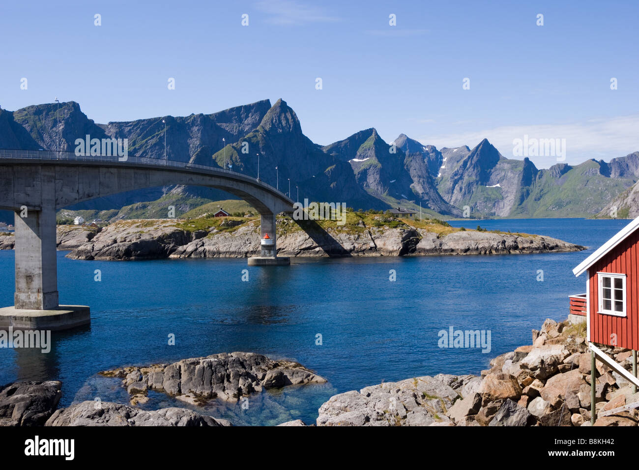 Brücke zwischen Hamnøy und Toppøya, Moskenesøya, Lofoten, Nordland, Norwegen, Skandinavien Stockfoto