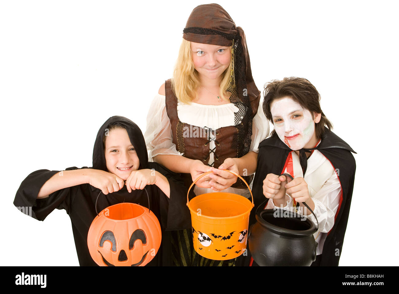 Drei entzückende Trick oder Treaters betteln für Halloween Süßigkeiten isoliert auf weißem Hintergrund Stockfoto