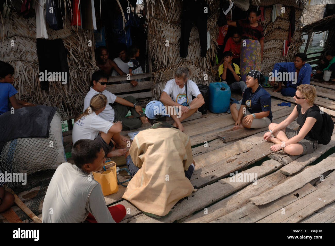 Bajau Laut Familie auf Haus-Plattform-Pulau Gaya Tun Sakaran Maine Park Semporna Sulusee Malaysia Sout-Ost-Asien Stockfoto