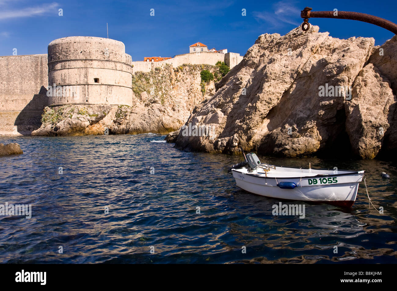 Ruderboot und Fort entlang der dalmatinischen Küste in Dubrovnik Kroatien Stockfoto