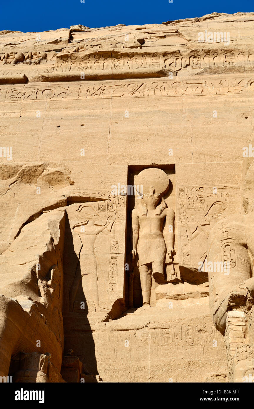 Reliefs von Ramses II. Verehrung Ra-Harakhti in der Nitch über dem Eingang. Tempel von Ramses II in Abu Simbel, Ägypten 081123 3348 Stockfoto