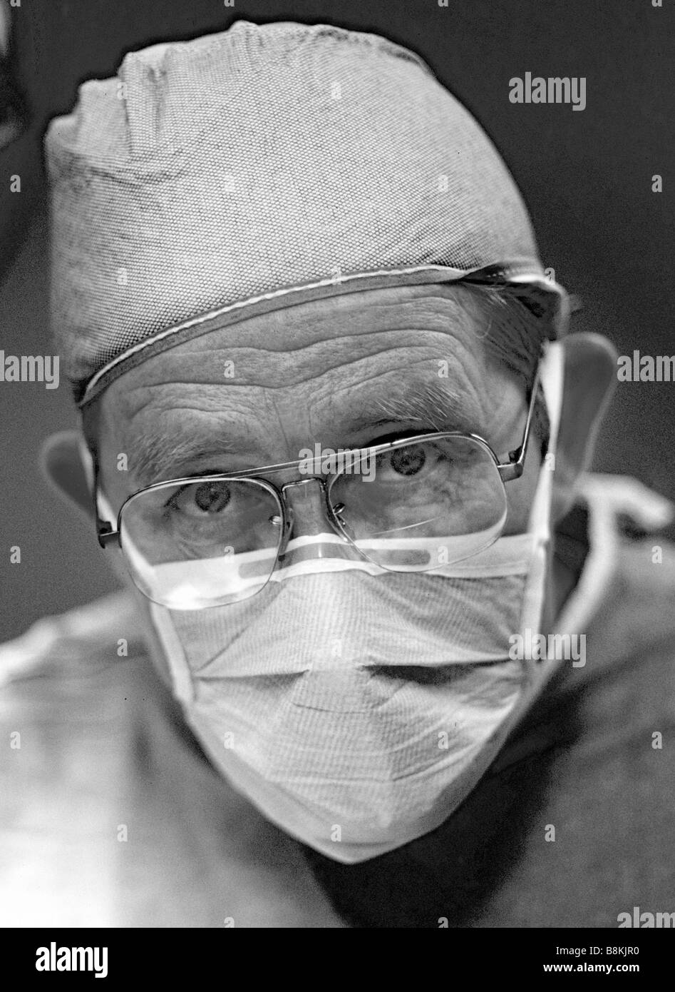 Porträt des Chirurgen mit Maske mit ernsten Ausdruck. Stockfoto