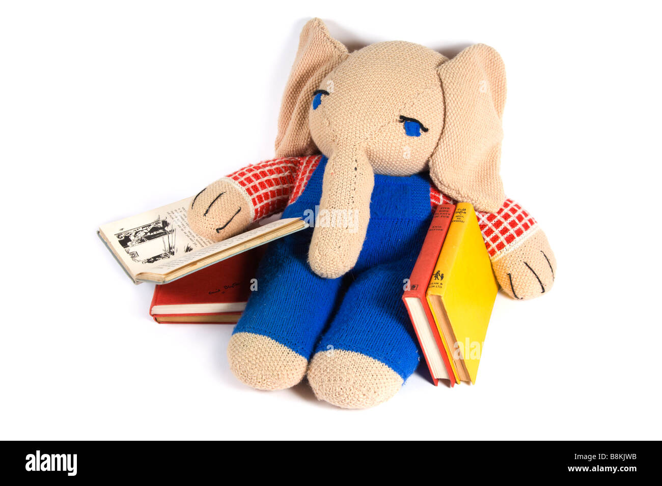 Gestrickte Elefant mit einer Sammlung von Kinder-und Jugendbuch. Stockfoto