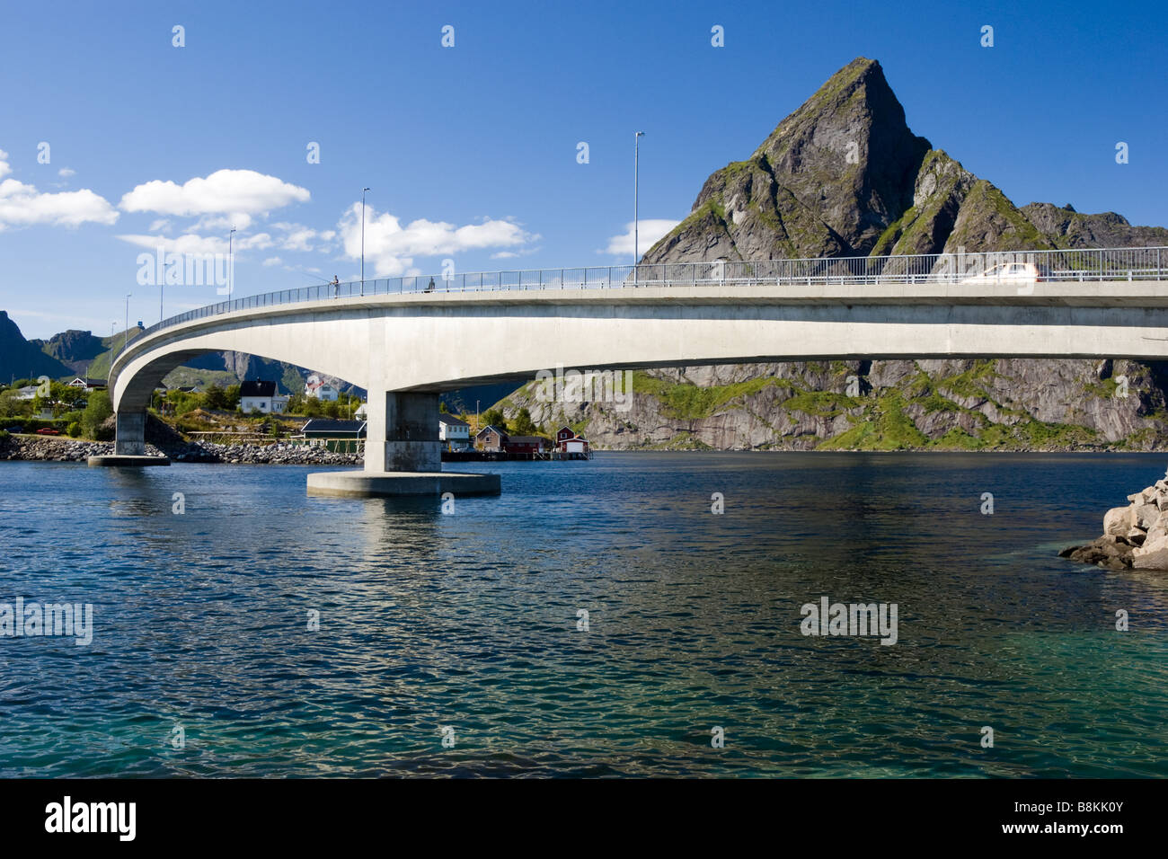 Brücke zwischen Sakrisøy und Andøy (Kvalvika), Moskenesøya, Lofoten, Nordland, Norwegen, Skandinavien Stockfoto