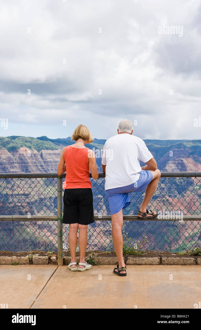 Touristen stehen am Aussichtspunkt über Waimea Canyon Waimea Canyon State Park Kauai Hawaii USA Stockfoto