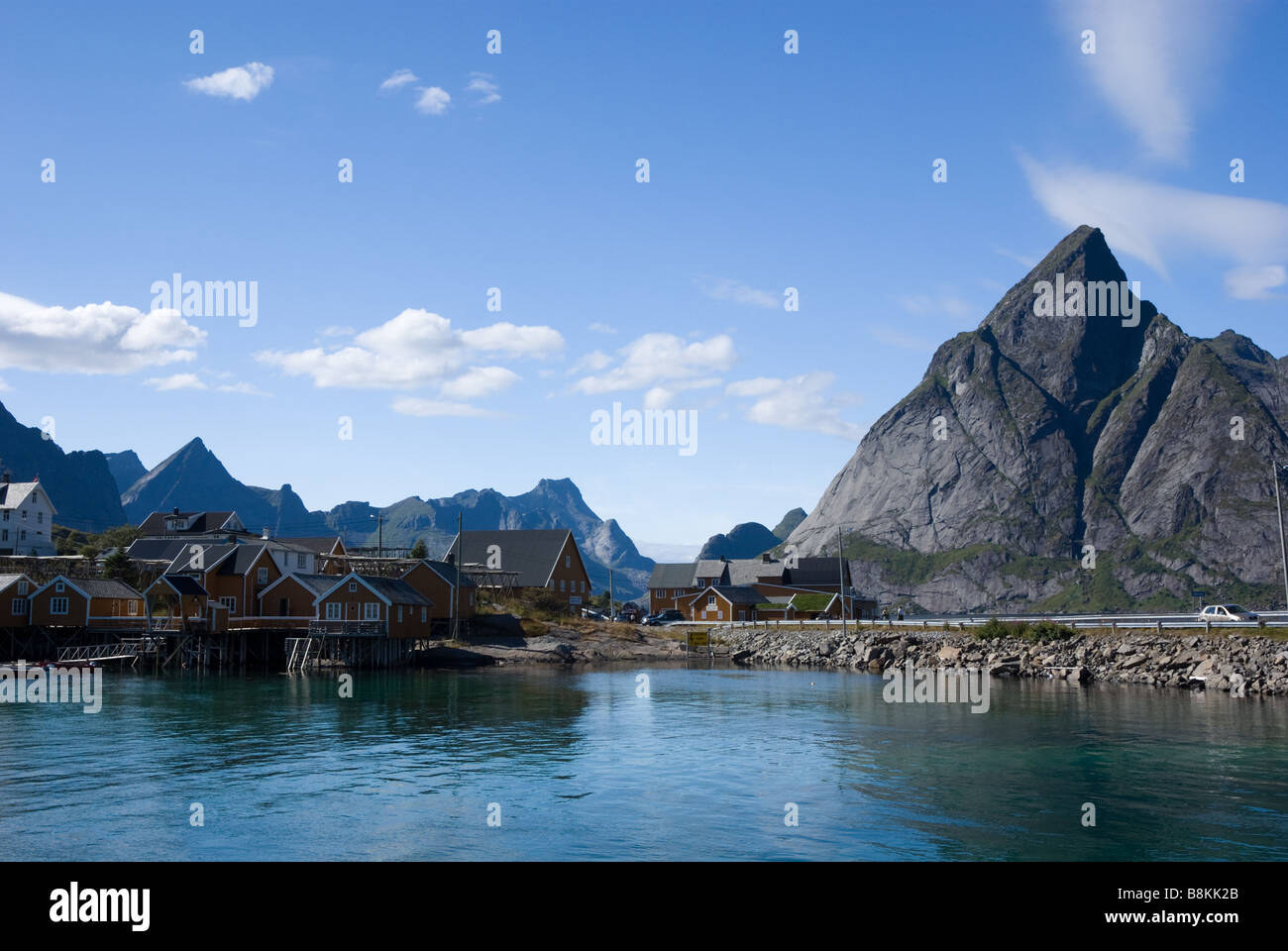 Häuser (Rorbuer) auf Sakrisøy Insel, Blick vom Olenilsøya, Moskenesøya, Lofoten, Nordland, Norwegen, Skandinavien Stockfoto