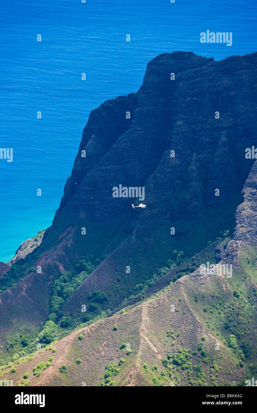 Einem Ort zu sehen Helecopter fliegt über das Kalalau Valley und den Pazifischen Ozean Kauai Hawaii USA Stockfoto