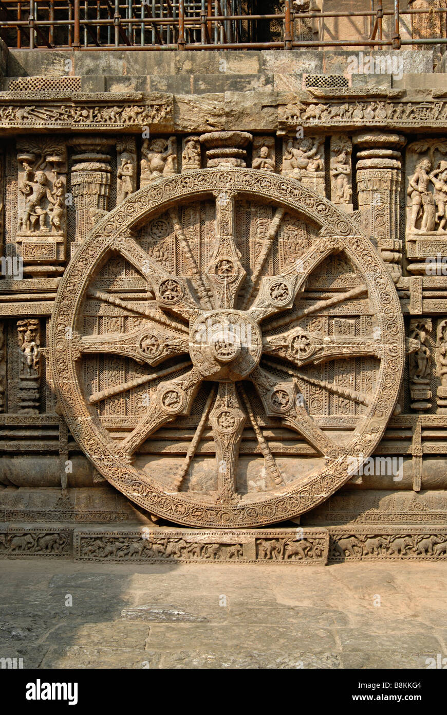 Dekorative Wagen Rad auf der Westseite. Hautnah. Konark Sun Temple, Orissa, Indien. Stockfoto