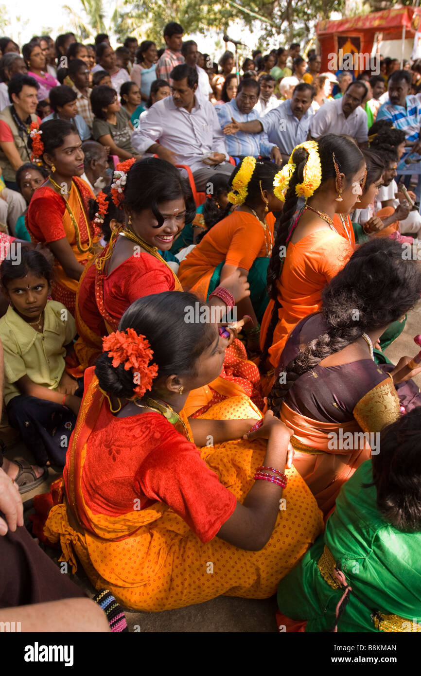 Indien-Tamil Nadu Madurai Tidiyan Dorf pongal feiern weibliche Volkstänzer warten durchführen Stockfoto