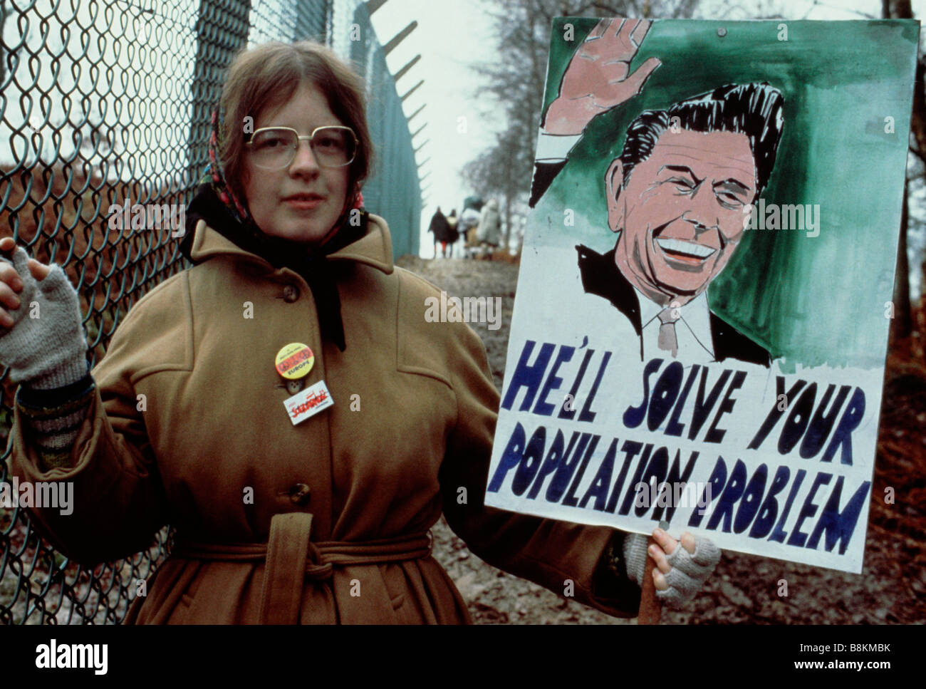 Greenham Berkshire UK 13. Dezember 1982 Frau Demonstrant an Greenham Common Frieden Frauenlager mit Ronald Reagan poster Stockfoto