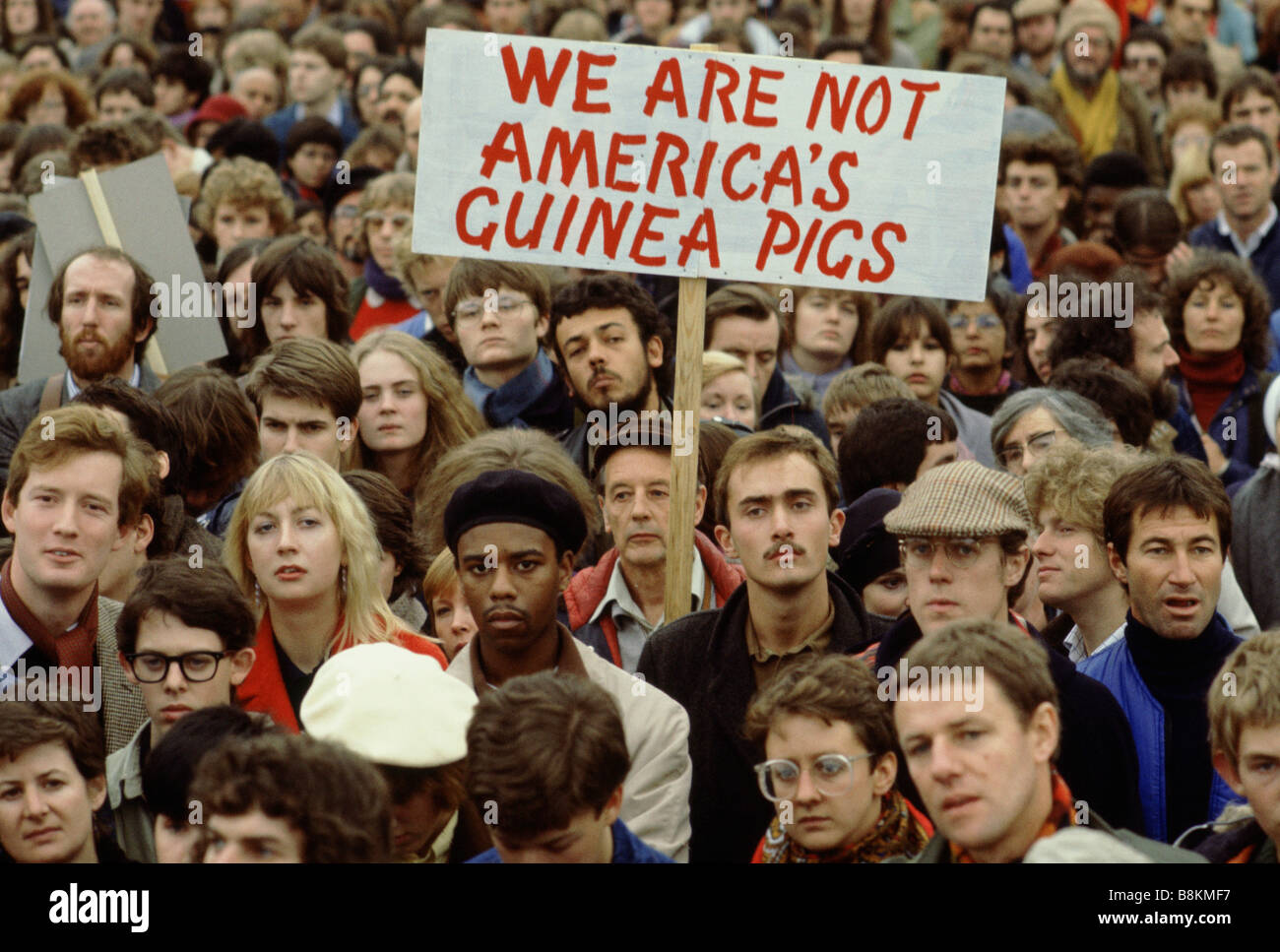 London UK 24. Oktober 1981 Menschenmassen bei einer CND-Demo.  Ein Banner lautet "Wir sind nicht Amerikas Meerschweinchen" Stockfoto