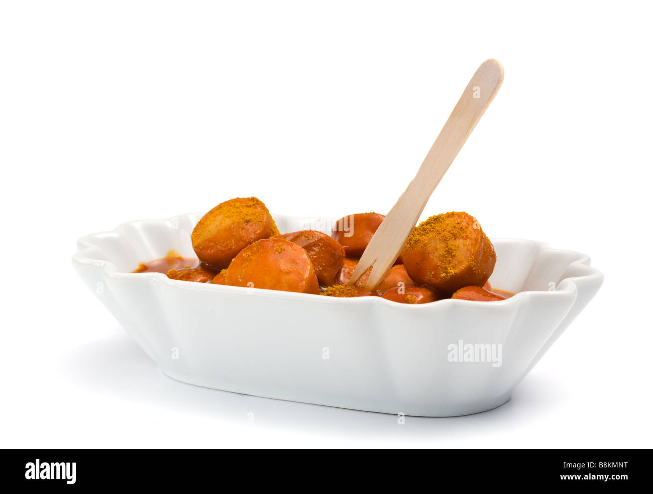 Deutsche Currywurst-Schale mit hölzernen Pick auf weißem Hintergrund Stockfoto