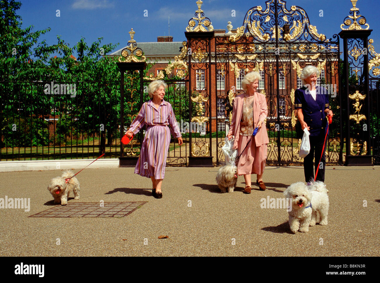 Drei Frauen Hund Wanderer vor den Toren der Kensington Palace, Kensington Gardens-London, England, 2002 Stockfoto