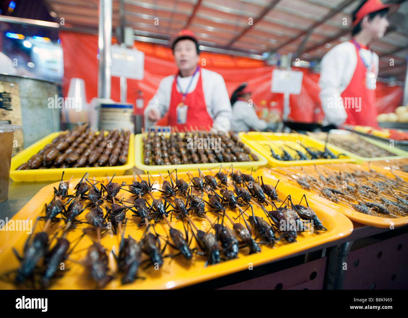 Anbieter bei einem Food stall in Donghuamen Straße Nacht Lebensmittel-Markt in Peking 2009 Stockfoto