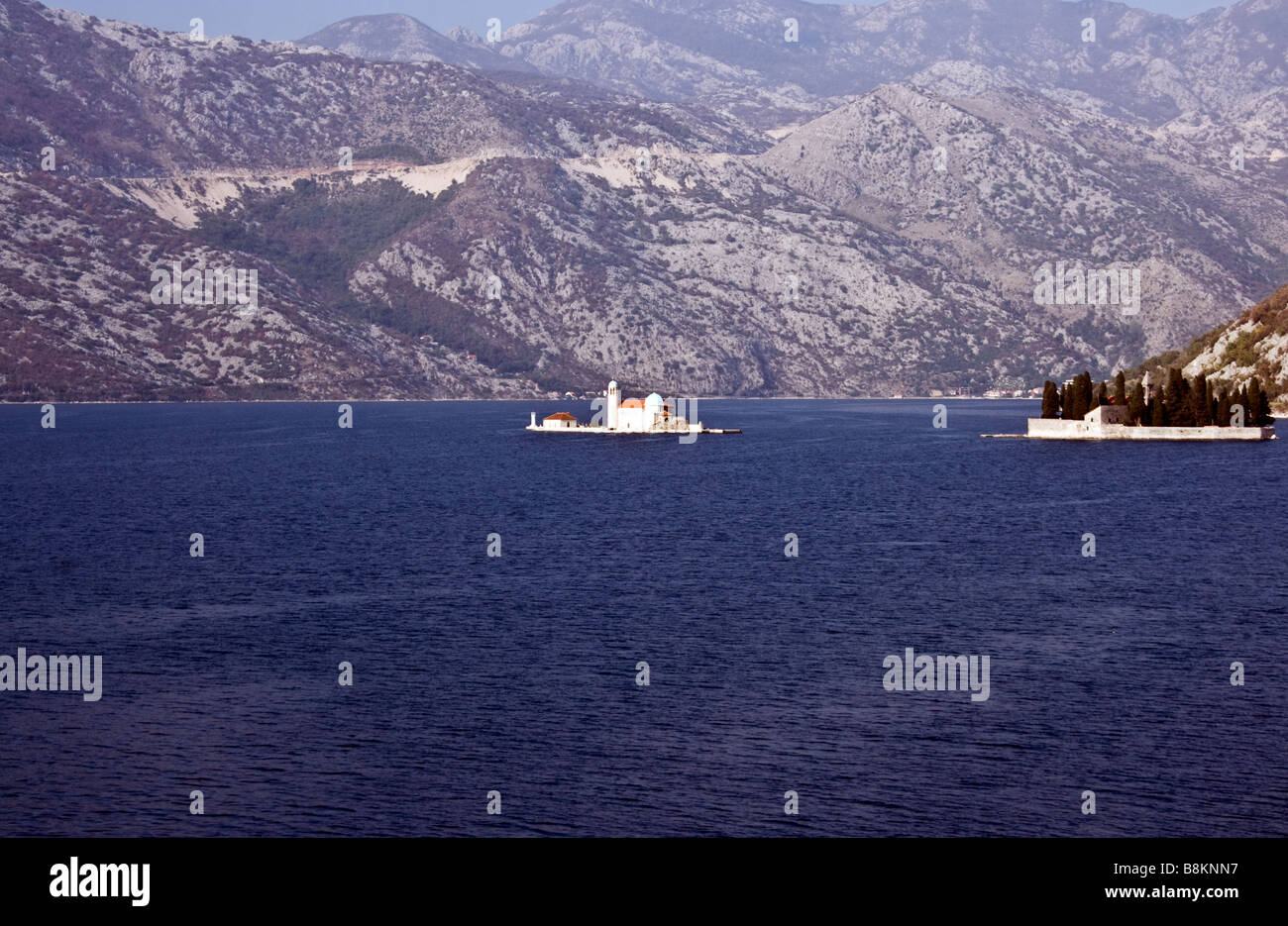 Bucht von Kotor in Montenegro. Zwei Inseln vor der Küste von Perast. Our Lady of the Rocks und Insel Saint George. Stockfoto