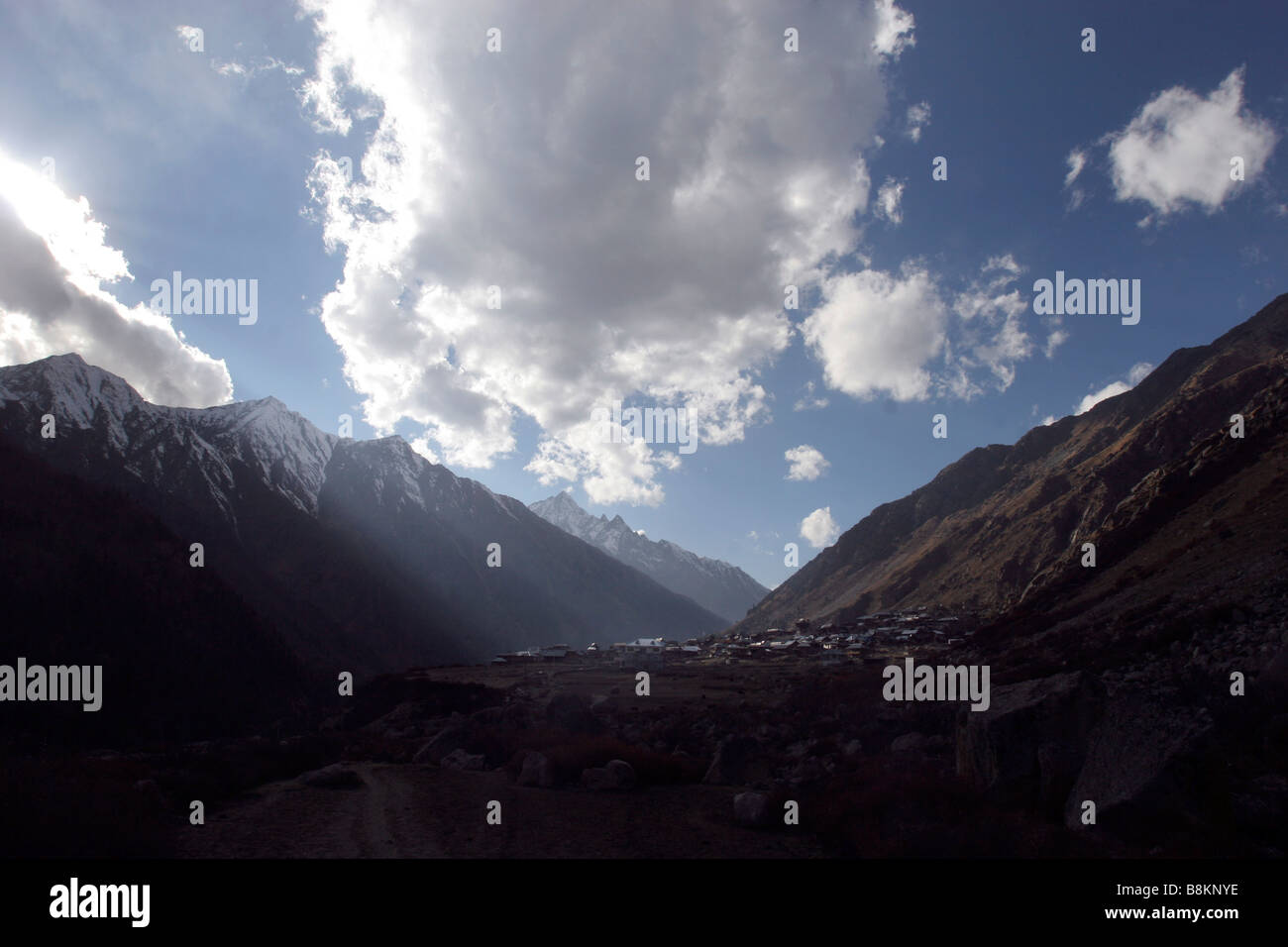 Das kleine Dorf Chitkul im Sangla Tal von Hiomachal Pradesh in Nordindien Stockfoto