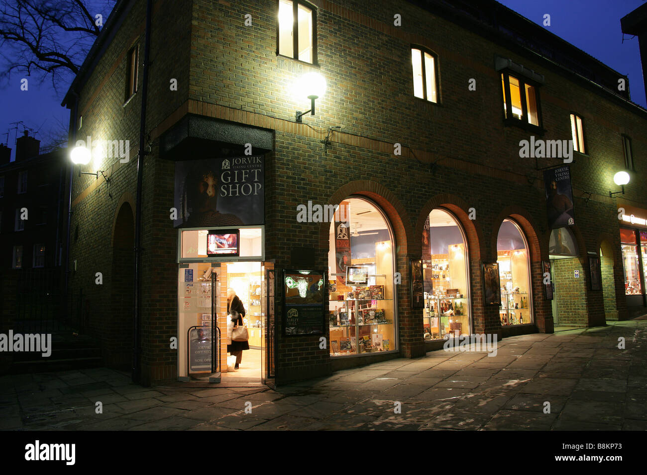 City of York, England. Blick auf das Jorvik Viking Centre Geschenkeladen und Eingang in Yorks Coppergate Abend. Stockfoto