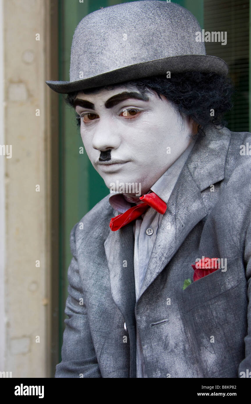 Karneval Nahaufnahme Gesicht von Charlie Chaplin weißes Gesicht grauen  Kostüm & Bowler-Hut, vertikale 90696-Venedig Stockfotografie - Alamy