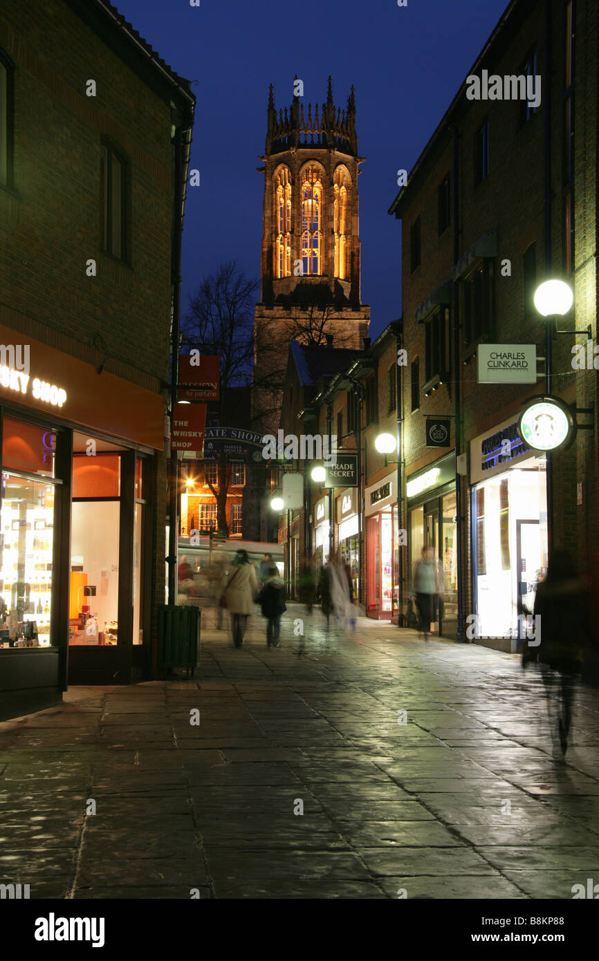 City of York, England. Coppergate Einkaufszentrum mit der Laterne-Turm der Bürgersteig Allerheiligenkirche im Hintergrund. Stockfoto